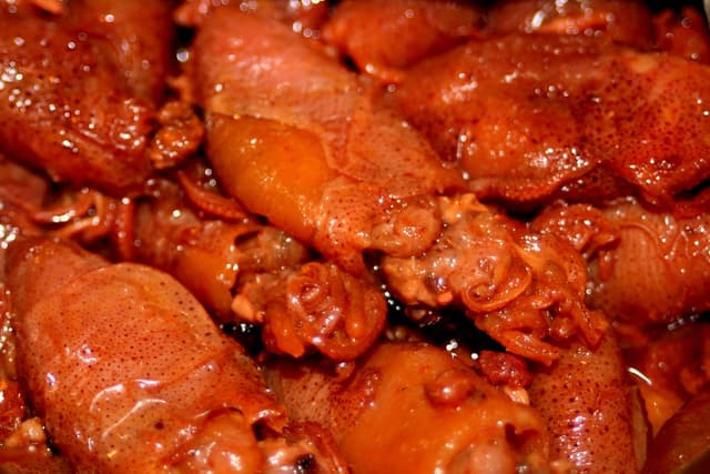 Κοκκινιστές σουπιές με κοφτό μακαρονάκι