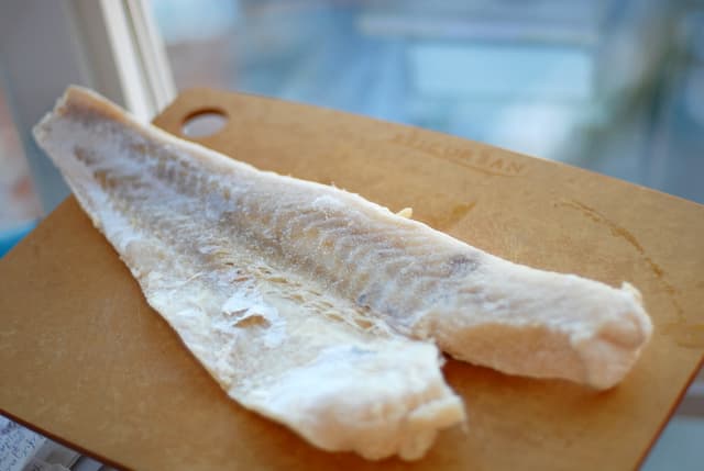 Μπακαλιάρος με ντοματίνια και ελιές