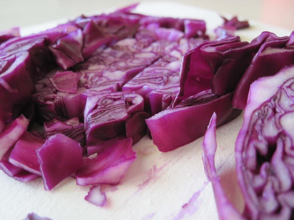 Ζυμαρικά με κοτόπουλο και κόκκινο λάχανο