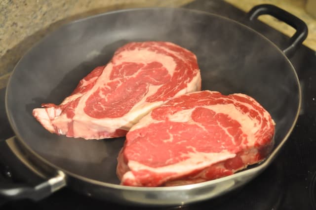 Χοιρινές μπριζόλες με κρεμμύδια και ρύζι