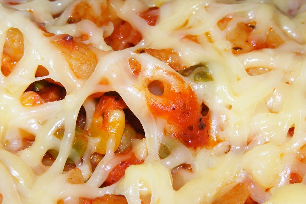 Πένες με κολοκυθάκια και καρότα στον φούρνο