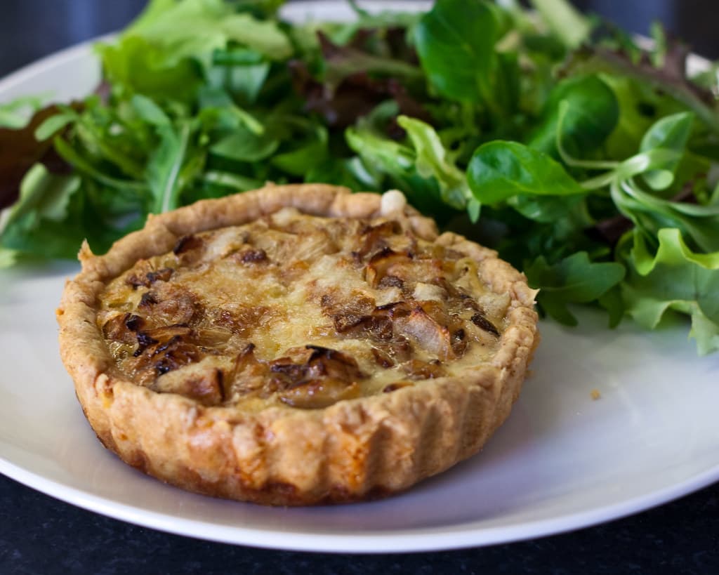 Τάρτα με τυριά και κρεμμύδια